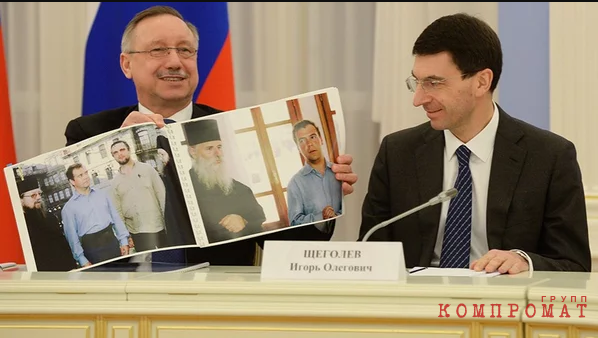 Александр Беглов и Игорь Щеголев показывают фото Медведеву и Голощапову, на которых изображены они же