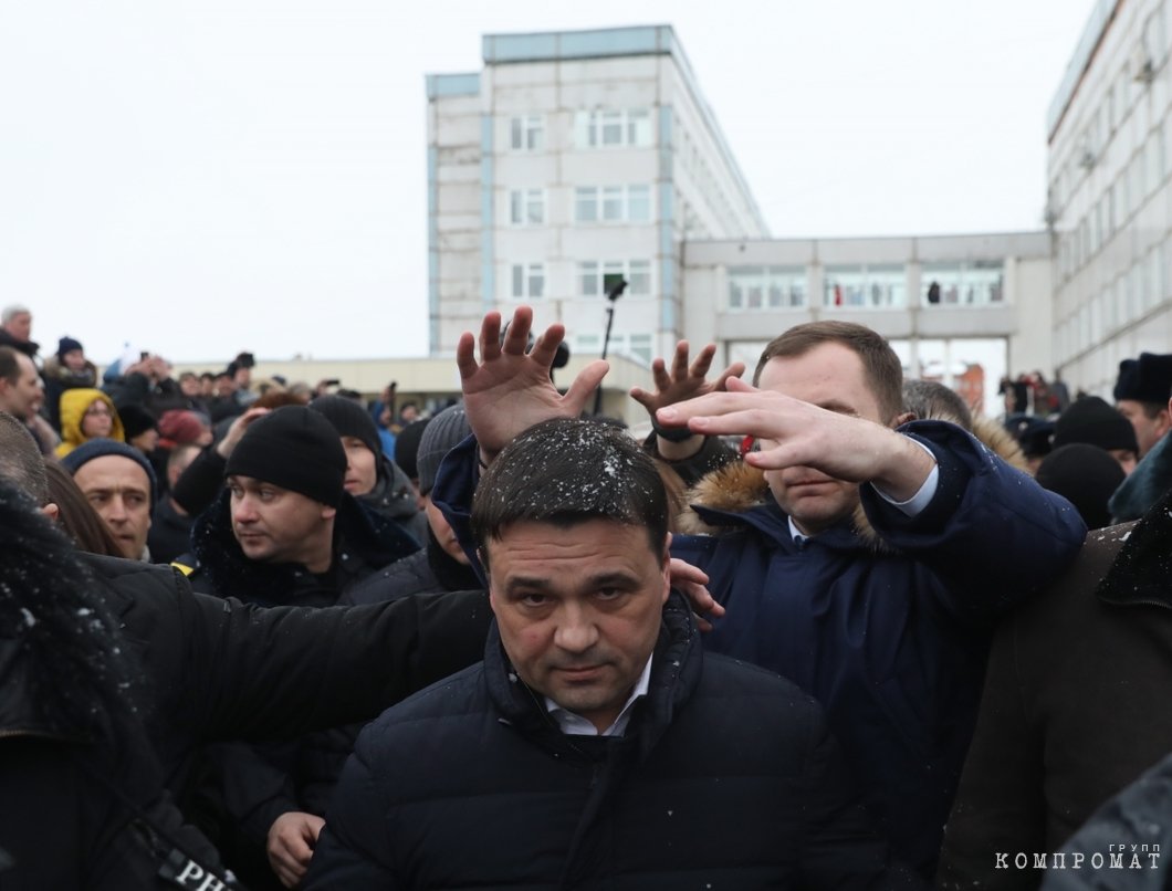 Визит губернатора Андрея Воробьева к разъяренной толпе в Волоколамске кончилось тем, что его забросали снежками. А мэра города — ударили по голове. Мэр был моментально отправлен в отставку
