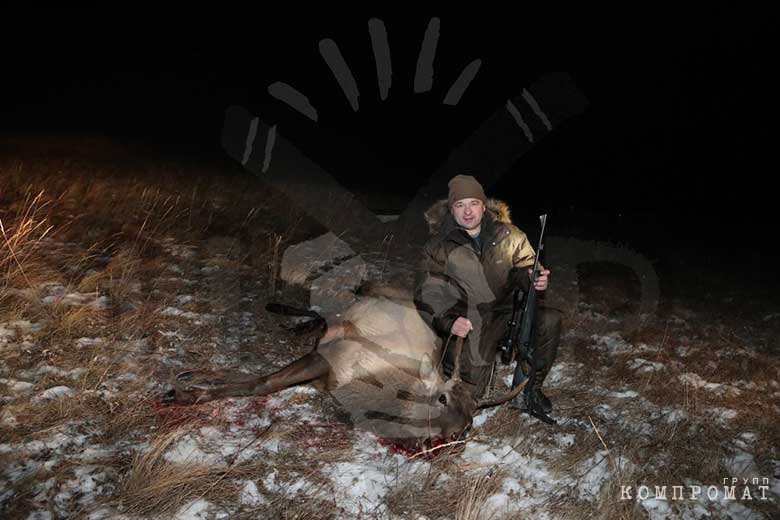 Андрей Воробьев позирует с оленем, заботливо убитым местными егерями