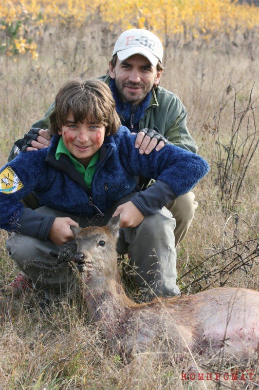 Михаил Абызов и его сын Даниэль, 20 октября 2007 года. На сайте охотхозяйства фотография подписана «Молодой охотник и счастливый отец»
