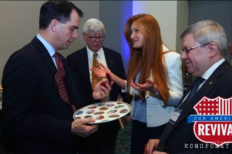 Бывший президент Национальной Стрелковой Ассоциации Дэвид Кин представляет Марию Бутину и Александра Торшина губернатору штата Висконсин Скотту Уокеру, апрель 2015 года