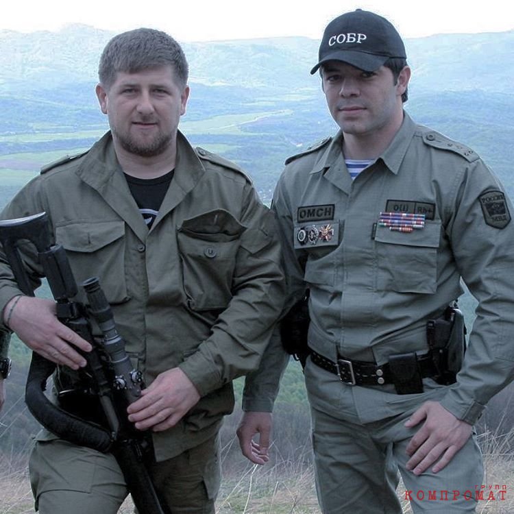 2015 год. Рамзан Кадыров в своих соцсетях поздравляет Хасана Асуханова с днем рождения такими словами: «Я знаю его, как храброго воина, мужественного человека, грамотного и заботливого командира». Через год в декабре Асуханов был в подвале.