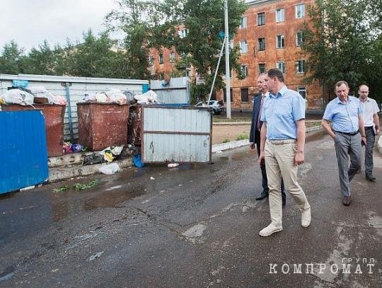 Игорь Шутенков проверяет мусорку