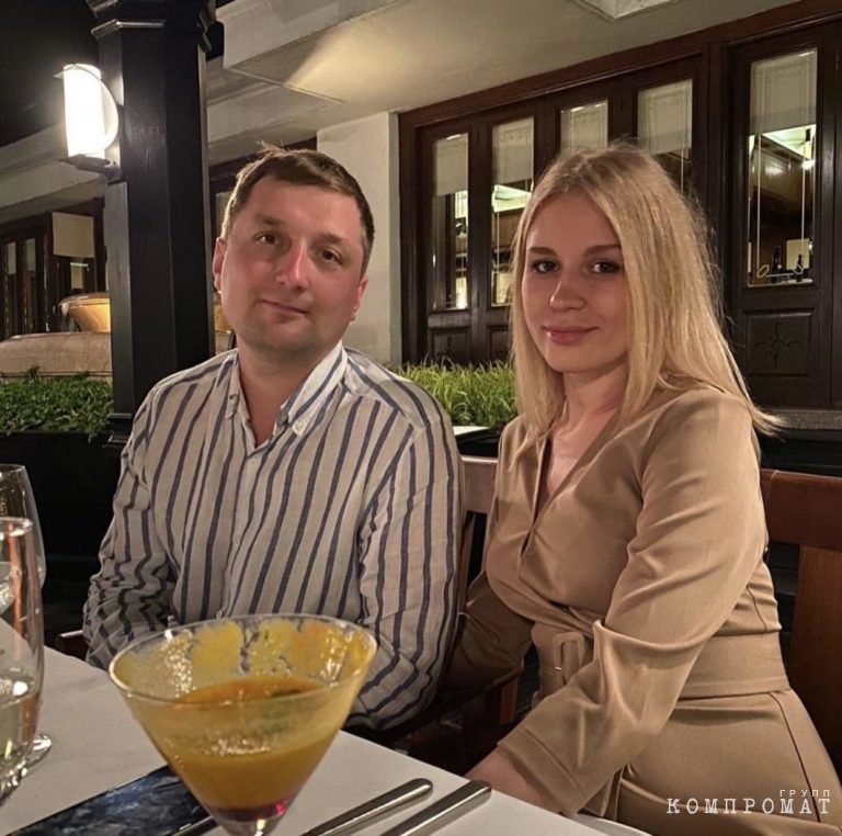 Глеб Сеничев с дамой сердца на семейном ужине