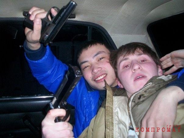 Участник перестрелки Герман Титенок (справа) любит сниматься с оружием