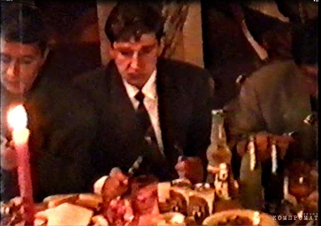 На дне рождения Кисы, май 1993. По правую руку Быкова — Инин и Наумов. К вопросу об иерархии (любая днюха у этого круга — тот же сходняк) и «незначительности» Инина и Наумова. Скриншот видео из архива Алексея Тарасова