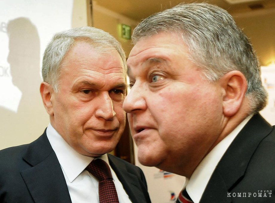 Сегодня банк «Россия», который принадлежит Юрию и Михаилу Ковальчукам (на фото слева направо), является основным кредитором предприятия