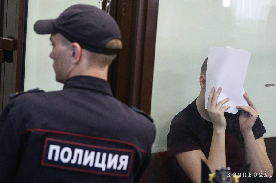 Рассмотрение дела Егора Сосина, обвиняемого в убийстве своей матери, в Казани