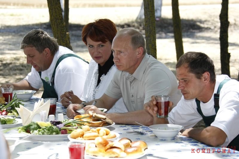 Скрынник угощает Путина хлебом-солью, пирожками и компотом