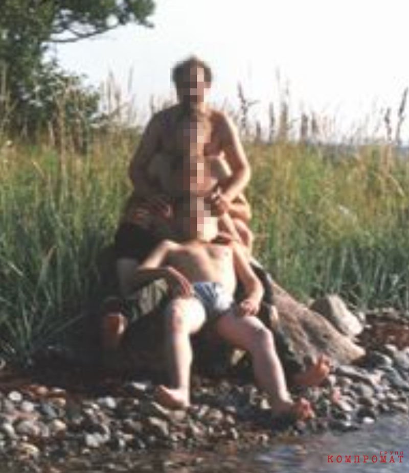 Сергей Сергеев с учениками. Фотография из похода, 2001 год.
