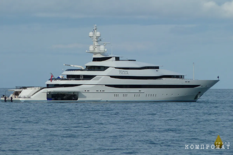 85-метровая яхта Amore Vero, оценивается в 150 миллионов долларов (в момент снимка — еще St. Princess Olga)