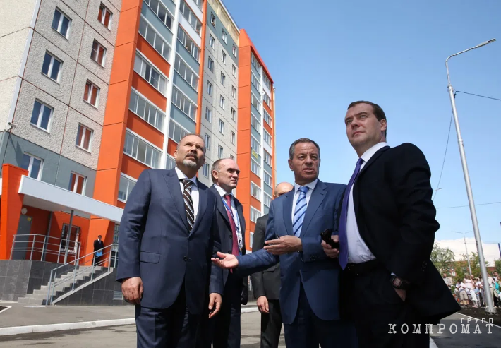 Июнь 2014 года. Бывший премьер-министр Дмитрий Медведев осматривает строящийся микрорайон «Академ Riverside» в Челябинске