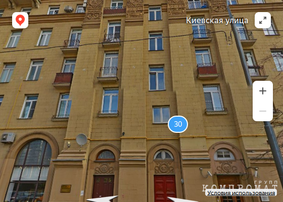 Семья Островского занимает трёшку в сталинке на Кутузовском проспекте, 30. В его квартире было зарегистрировано несколько фирм, связанных с медициной