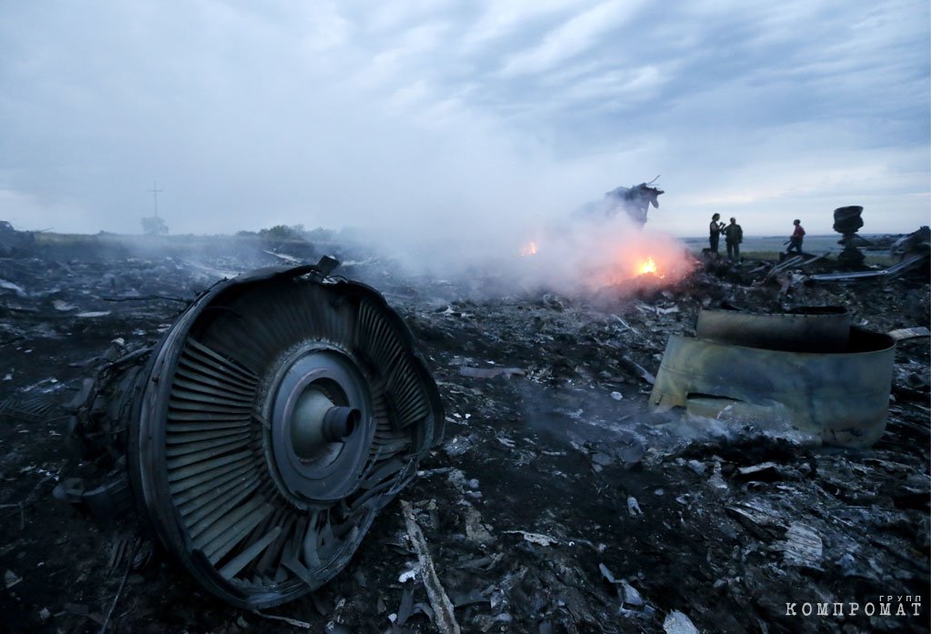 На месте падения пассажирского самолёта "Малайзийских авиалиний" Boeing 777, следовавшего по маршруту Амстердам – Куала-Лумпур, в 60 километрах от российской границы.