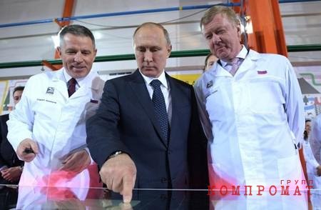 Слева направо: Андрей Комаров, Владимир Путин и Анатолий Чубайс