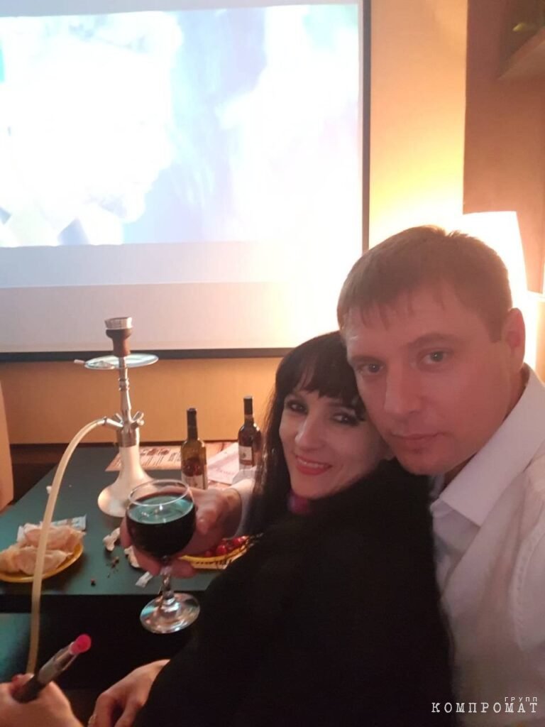 Депутат Виталий Здебский с женой и кальяном