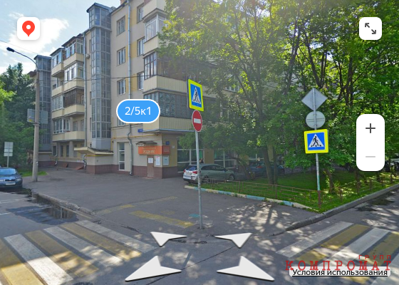 В Орлово-Давыдовском переулке в старинном доме находится одна из квартир Владимира Мау
