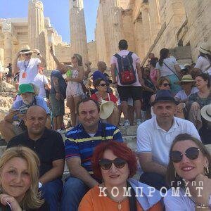 Леван Мурусидзе (во втором ряду в центре) и Лела Чания (в первом ряду в центре) на отдыхе в Греции