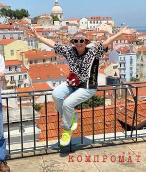 Лела Чания во время отпуска в Португалии. На ней дизайнерские кроссовки Dolce & Gabbana. Самая низкая цена за новую пару в объявлениях со скидкой — 350 долларов