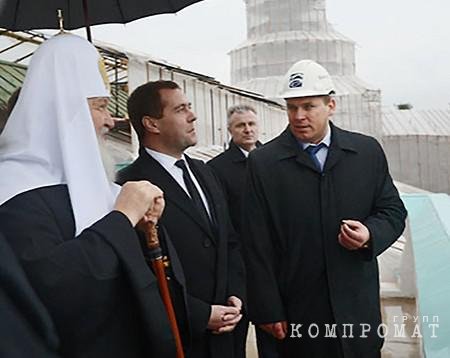 Слева направо: Патриарх Кирилл, Дмитрий Медведев и Иван Орынчук