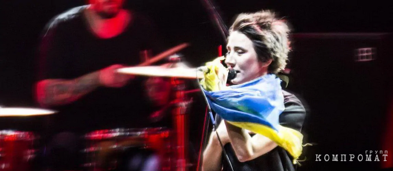 Земфира открыто выступает против СВО, критикует Россию и поёт на концертах с украинским флагом