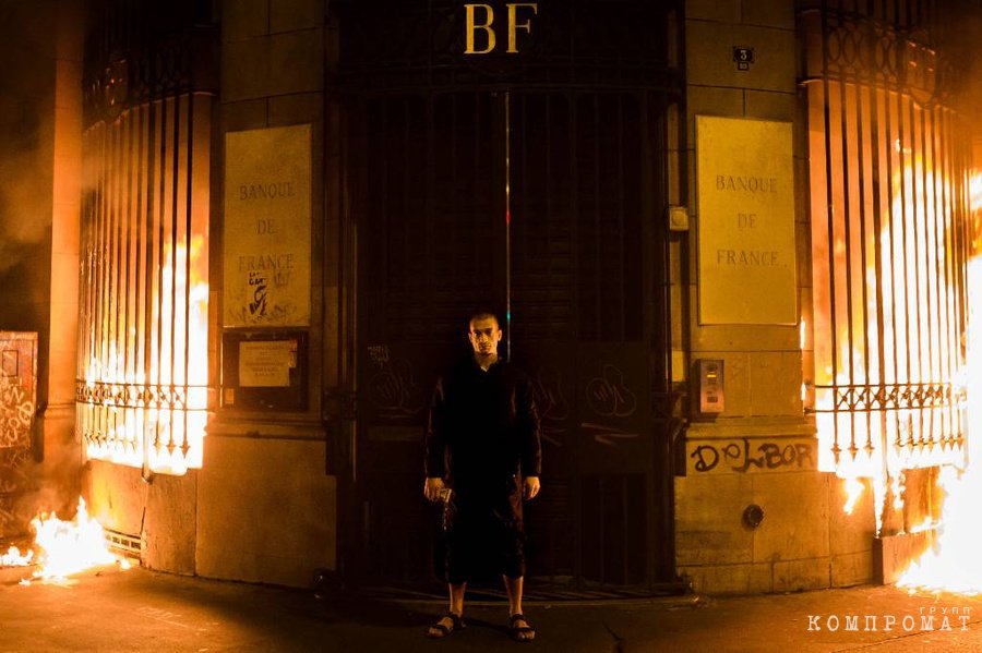 Пётр Павленский во время акции "Освещение" у Банка Франции на площади Бастилии в Париже. 16 октября 2017 года