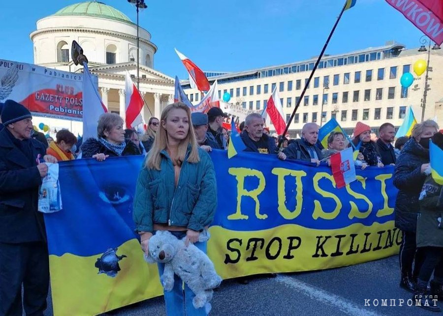 Сразу после начала СВО Тина Кароль сбежала в Польшу, вернувшись в Киев, когда из-под него ушли российские войска. Будучи за границей, она позировала на фоне баннеров с украинскими флагами в ходе антироссийских митингов, проводимых в том числе в Польше