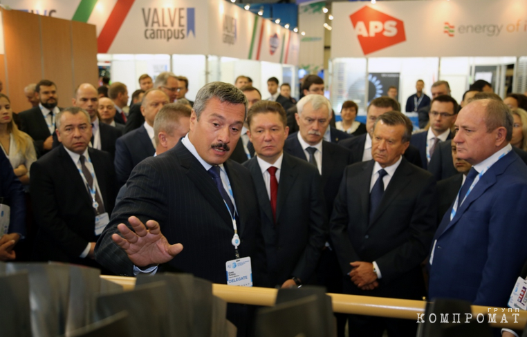 Дмитрий Доев демонстрирует газотурбинный двигатель председателю правления ПАО «Газпром» Алексею Миллеру