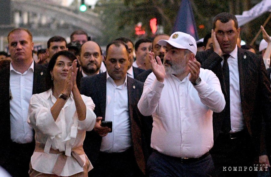 Премьер-министр Армении Никол Пашинян и его супруга Анна Акопян во время шествия в рамках предвыборной кампании в городской совет Еревана