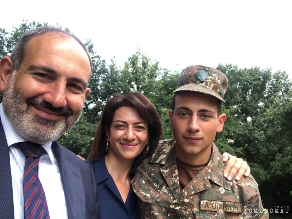 Никол Пашинян, его супруга Анна Акопян и сын Ашот
