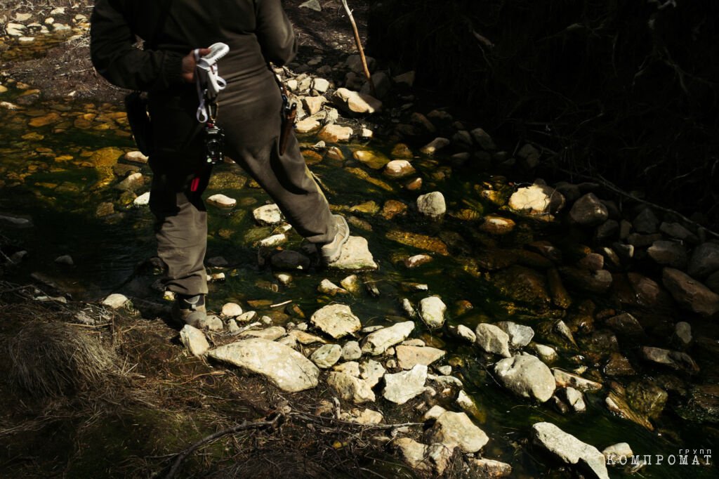 Анна Квашнина показывает речные водоросли, вида улотрикс, которые любят «кислую воду», а также белёсый налет на камнях в долине реки Ольховка