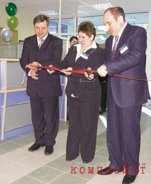 Игорь Белоковаленко (справа) открывает филиал "УРАЛСИБа" в Старом Осколе (2008 г.)