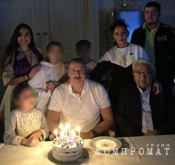 Ариф Пашаев сидит справа от Ильхама Алиева в кругу членов семьи