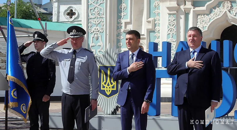 Премьер-министр Украины Владимир Гройсман (второй справа) и бывший министр МВД Украины Арсен Аваков (справа)