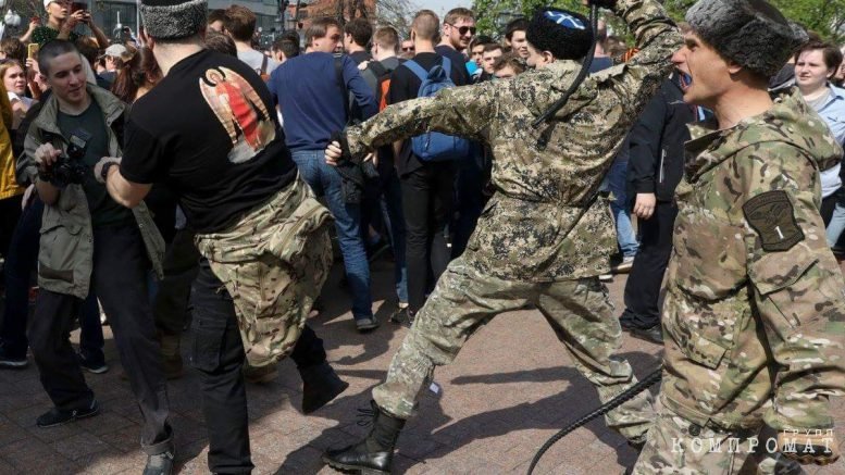 Казаки избивают демонстрантов на Пушкинской площади в Москве, 5 мая 2018 года