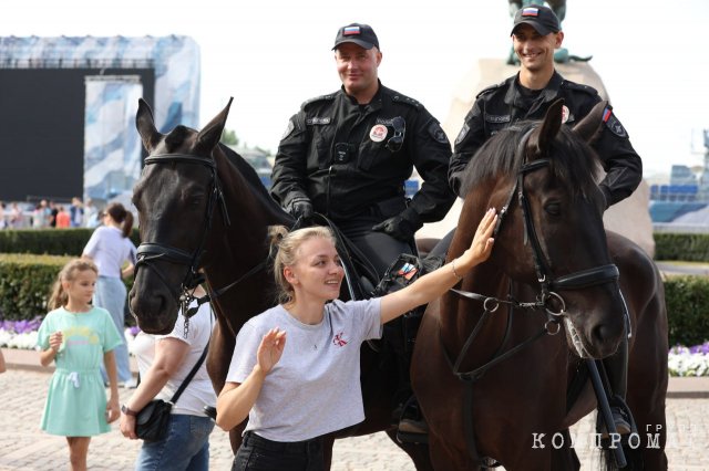 Праздничный конный патруль полиции Петербурга